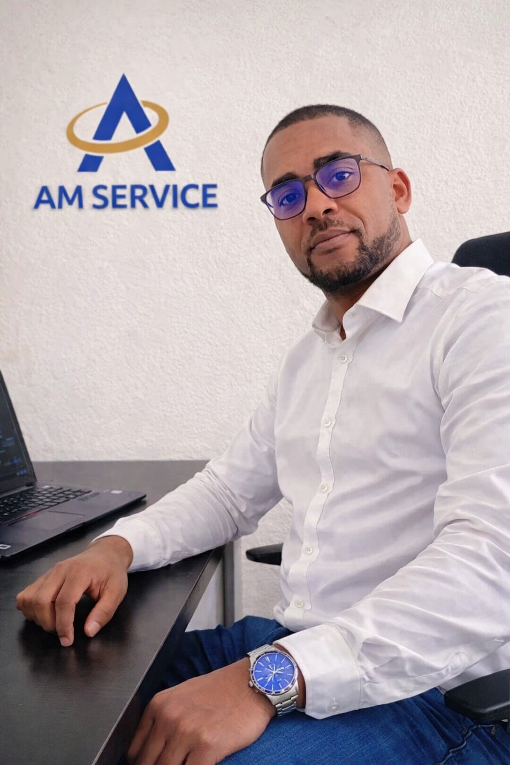 M. Allo Michael, fondateur et directeur d'AM SERVICE, dans les bureaux à Abidjan
